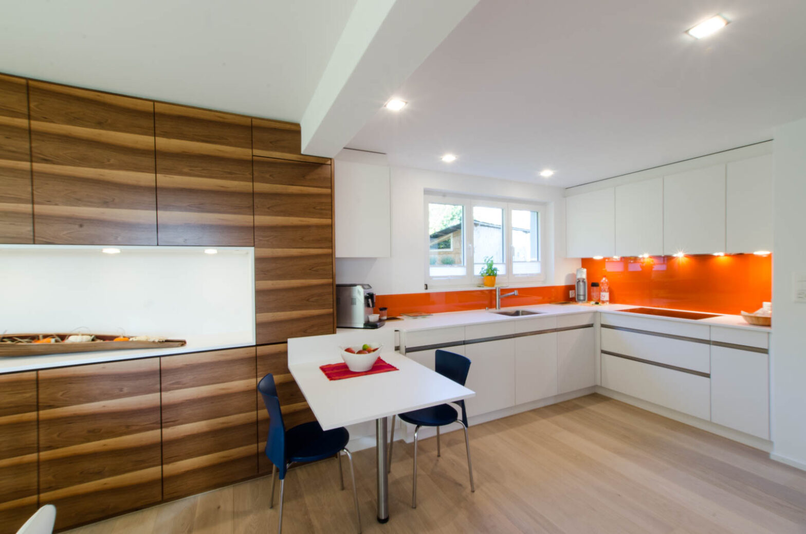 Küche Holz Weiss Kunstharzabdeckung Griffmulde Holz Frühstückstisch Esstisch Glasrückwand orange