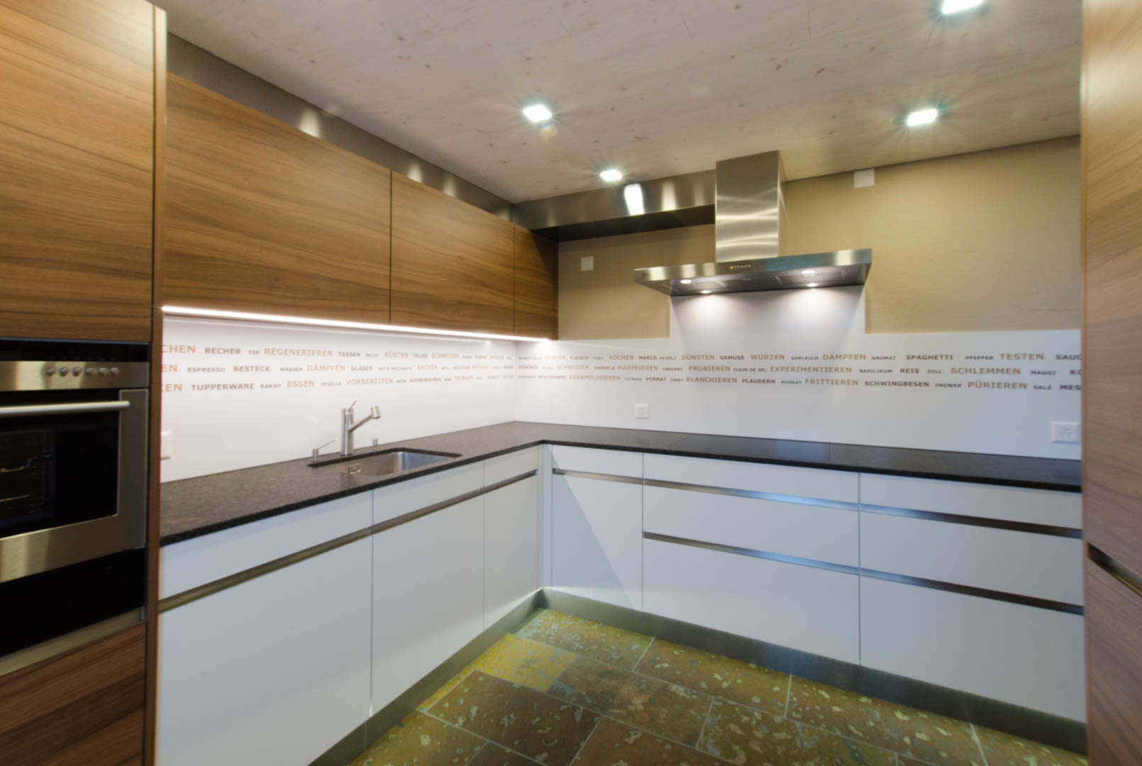 Küche Weiss Holz Griffleiste Keramikabdeckung Alusockel Alublende Glasrückwand