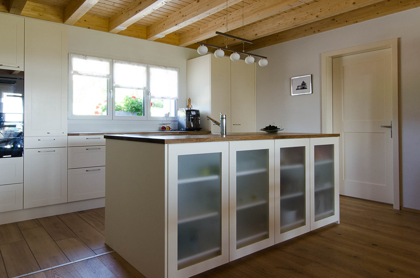 Küche Weiss Rahmenbauweise Holzabdeckung