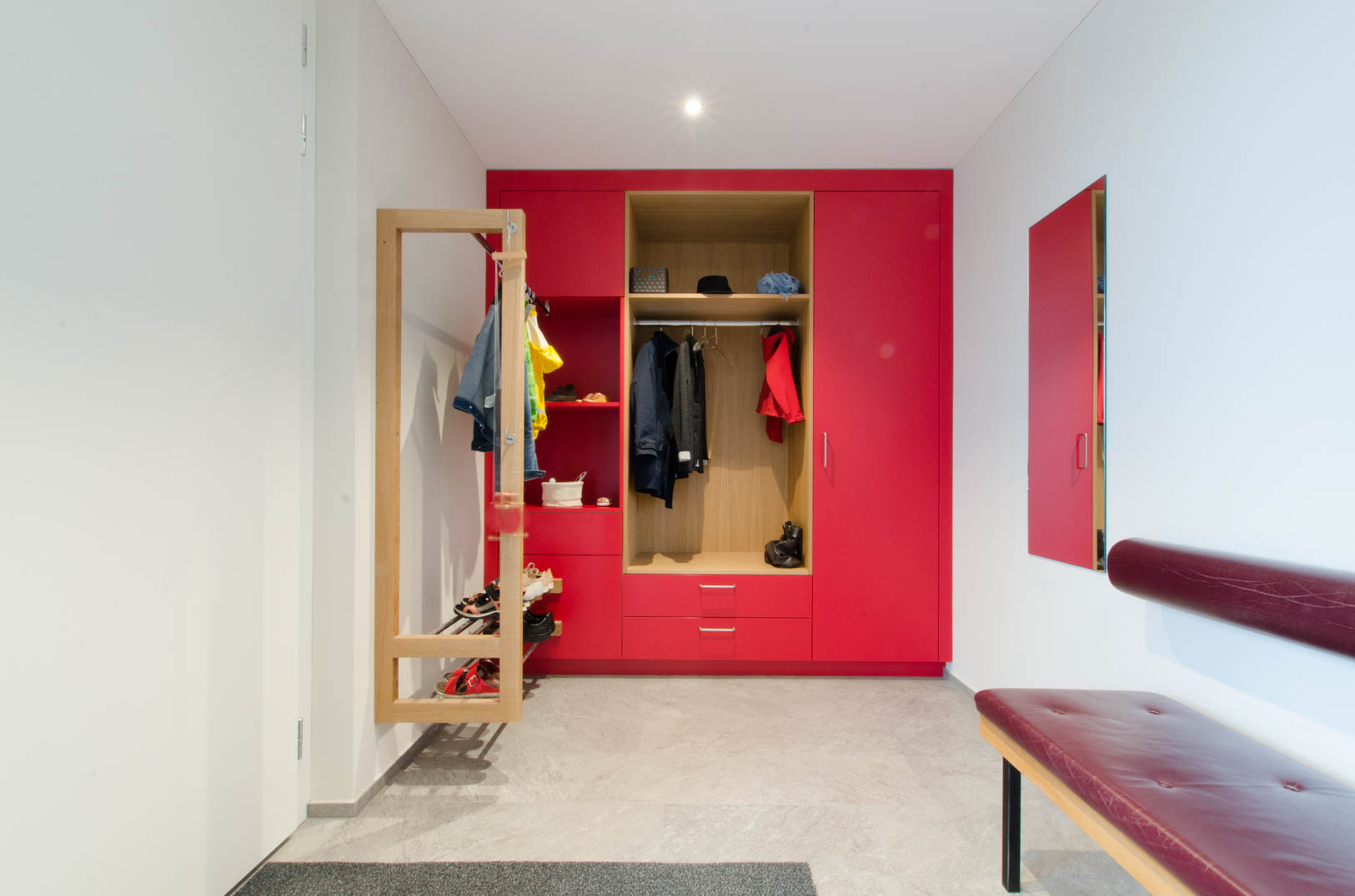 Garderobe Holz Rot