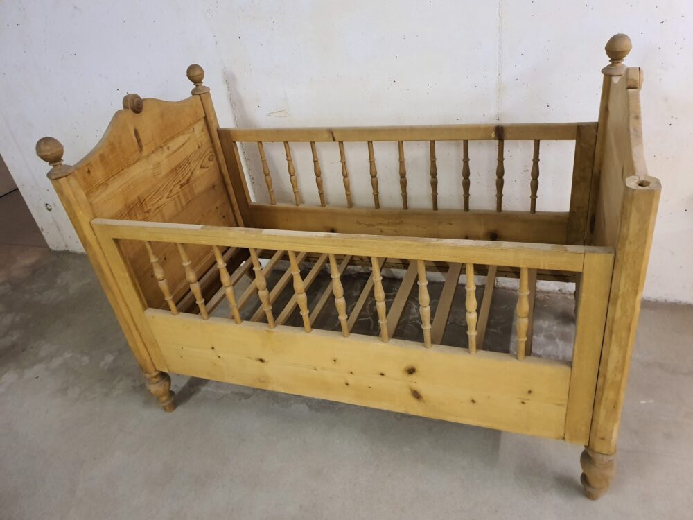 Kinderbett antik